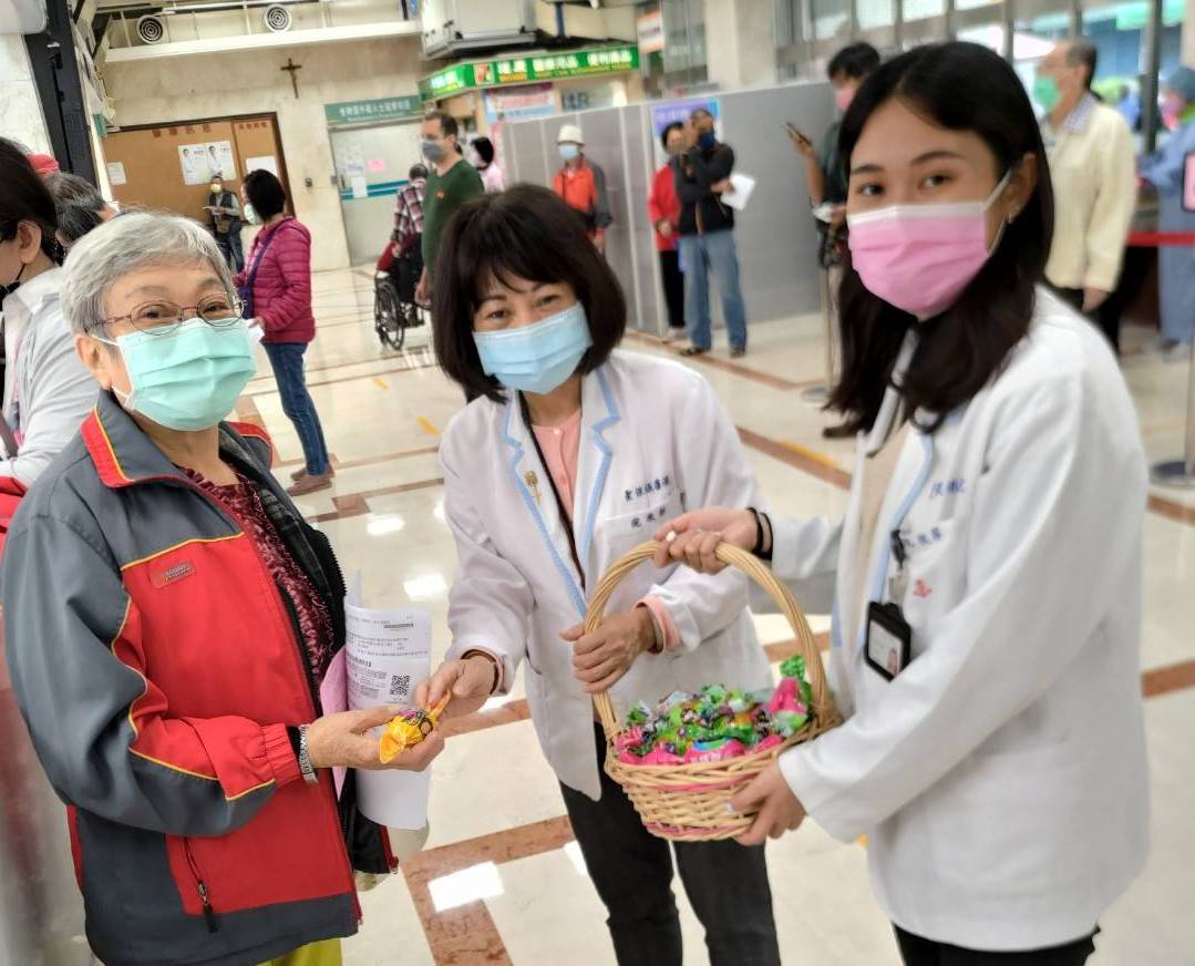 桃園市天主教聖保祿醫院院牧部以「皮蛋」製作復活蛋，分享耶穌復活的喜樂。圖：天主教聖保祿醫院提供