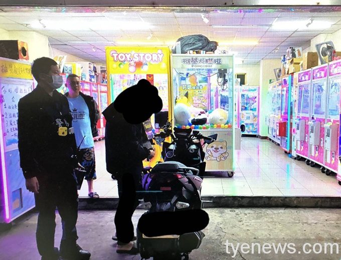 【有片】男手伸入娃娃機偷商品 得手後4分鐘遭逮 2793
