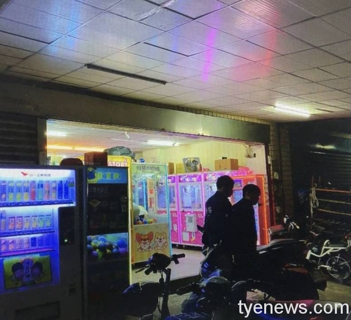 【有片】男手伸入娃娃機偷商品 得手後4分鐘遭逮 2794 scaled 1