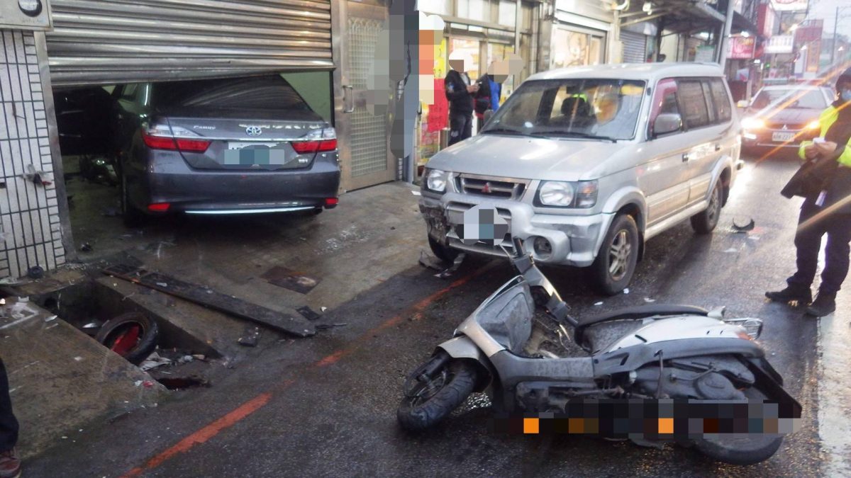 【有片】自小客疑煞車失靈暴衝 撞飛機車騎士衝破民宅鐵門