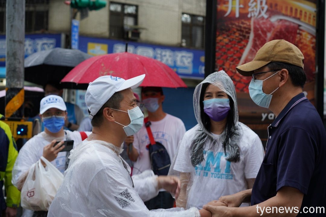 這麼剛好?張善政巧遇羅智強行腳 開心握手合體
