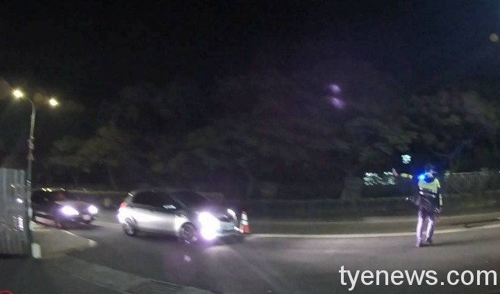 自小客故障受困路中 高明所熱心推車助解困 290786