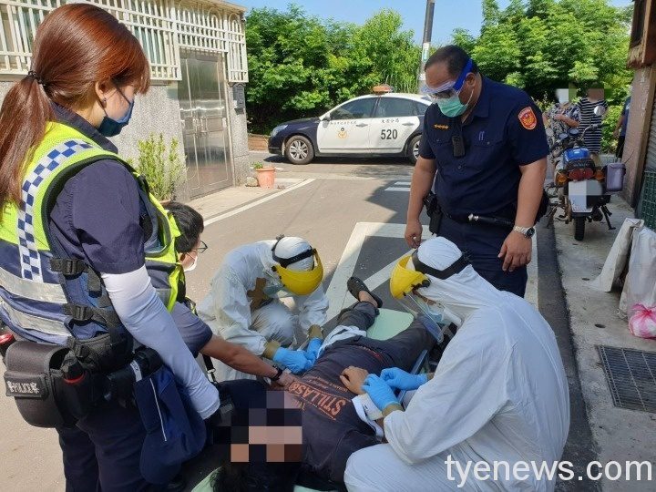 驚見男子持刀社區揮舞 大園警奪刀強制送醫 29271