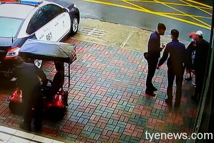 老婦電動車沒電無奈受困 廣興所暖警助平安返家 297032