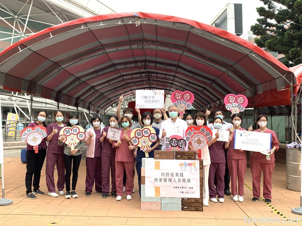 馮世寬贈養生飲品 為桃園巨蛋採檢站醫護打氣 2 0 1