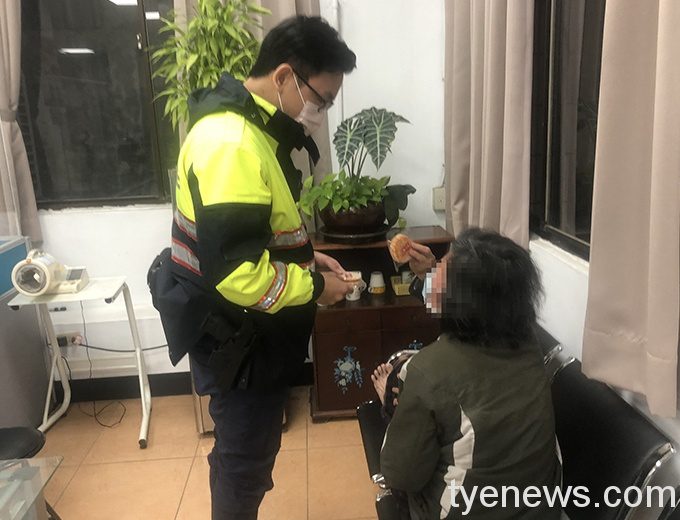【有片】粗心婦忘帶鑰匙等兒回家險失溫 內壢所暖心陪伴返家 2 0 4