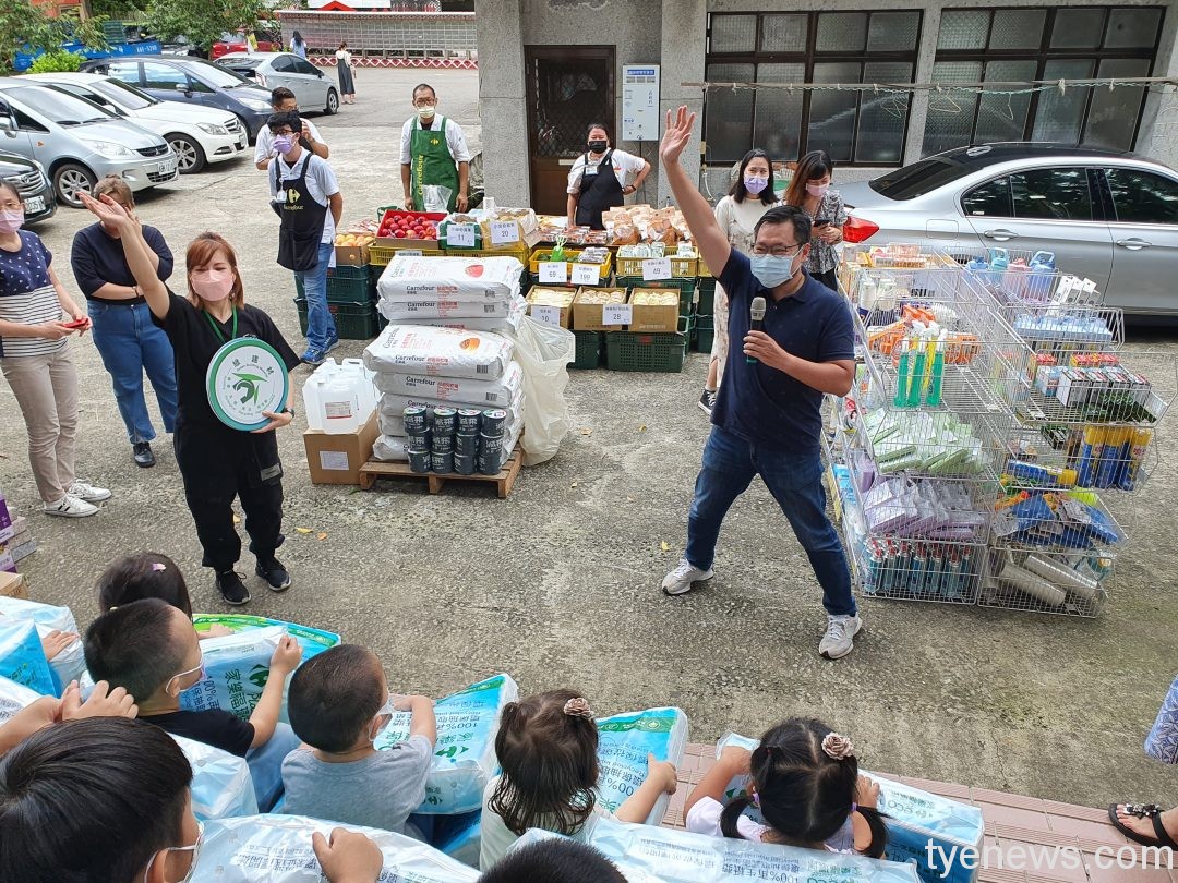 桃環保局攜手大賣場 行動超市前進復興區 2 10