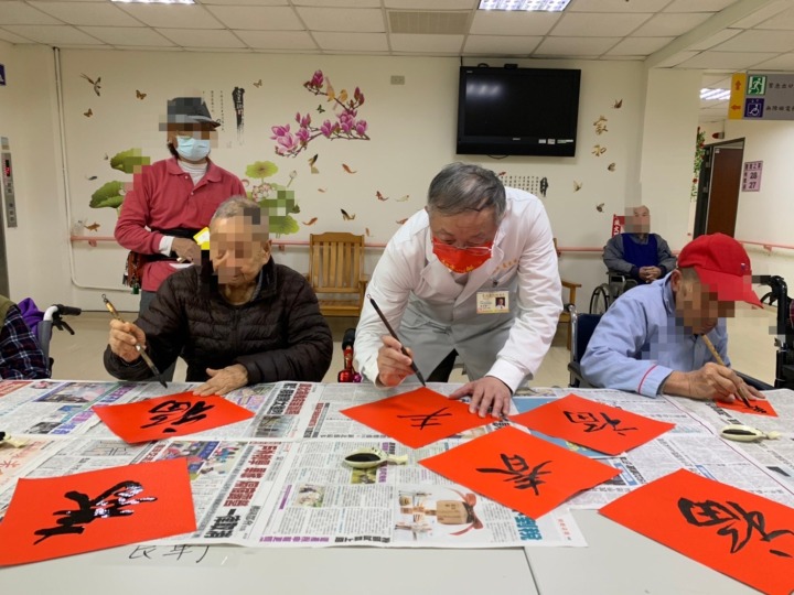 北榮桃分院長盧星華陪長輩揮毫春聯 喜慶迎虎年 2院長揮毫
