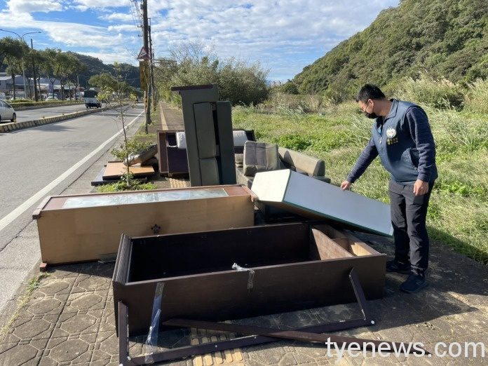 毫無公德心亂丟廢棄傢俱 龜山清潔隊循線緝凶將重罰 3 1 1 4