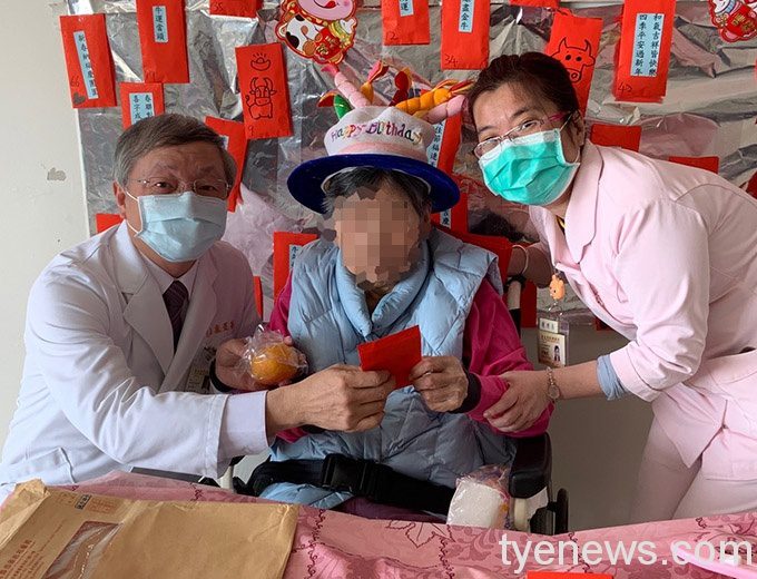 北榮桃「長青園」舉辦慶生春節活動 陪伴住民不寂寞 3 1 2 2