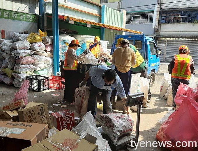 桃市環保局攜手企業 贈資收個體戶春暖物資 3 3 7