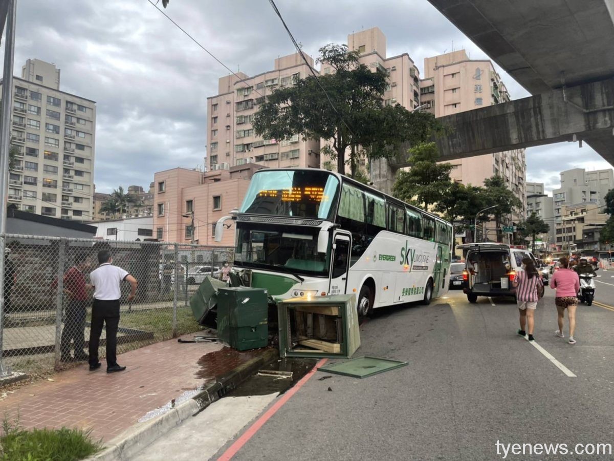 【有片】粗心客運駕駛忘拉手煞車撞毀變電箱 蘆竹307戶停電 302117 scaled 1