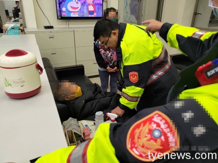 壢警巡邏驚見發抖老人站路邊 急忙保暖送醫檢查 320255