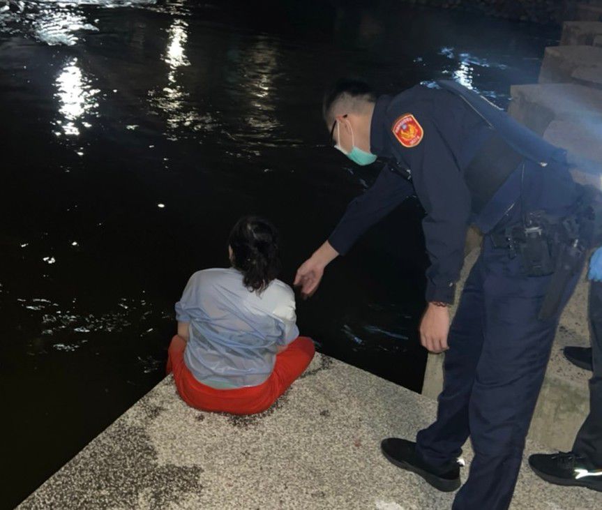 平鎮警分局員警新光路二段的老街溪河岸公園發現婦人...。圖:讀者提供 330822