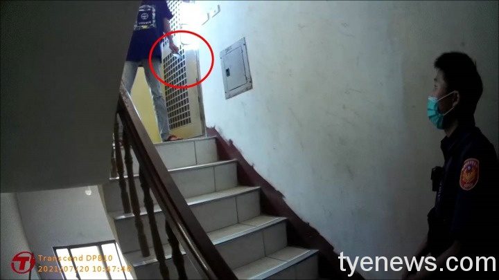 精障女情緒不穩持刀欲跳樓 警驚險奪刀制伏送醫 33458 0