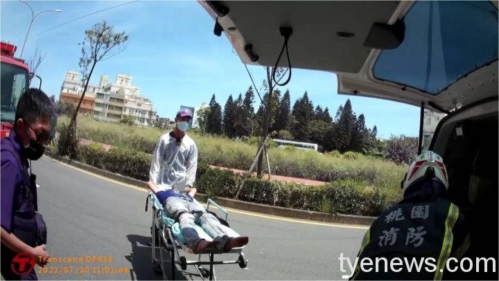 精障女情緒不穩持刀欲跳樓 警驚險奪刀制伏送醫 33462
