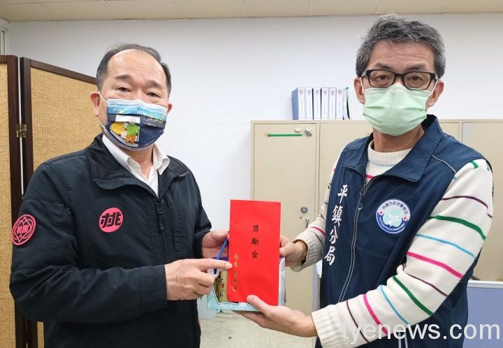 桃園市警察局長陳國進(左)致贈防疫慰勞獎勵金。圖:諶志明翻攝 桃園市警察局長陳國進(左)致贈防疫慰勞獎勵金。圖:諶志明翻攝