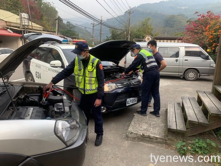 拉拉山賞櫻車沒電 大溪警協助遊客解困 349207