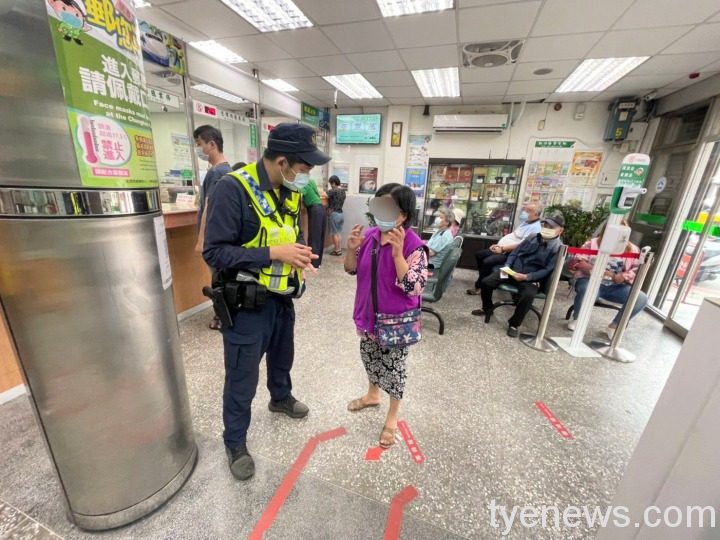 員警耐心向婦人勸說，婦人方才驚覺受騙上當。圖：民眾提供