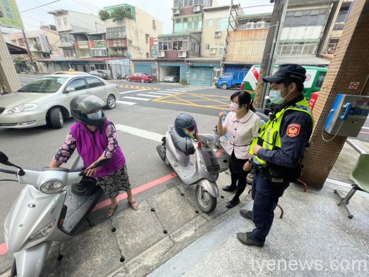婦人感謝行員及警方熱心的協助，才能幸運的保住老本。圖：民眾提供