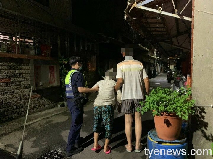 8旬老婦深夜迷途呆坐超市前 廣興所暖警護送平安返家 353986