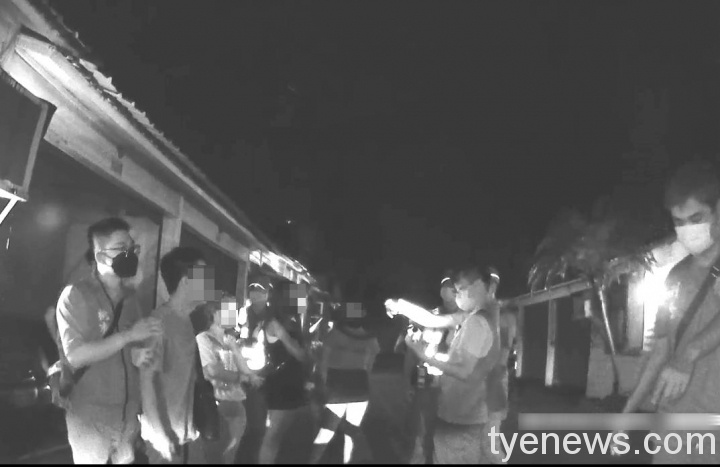大園警方為阻斷特殊交友傳播鏈 ,24日晚間至轄內汽車旅館臨檢,現場查獲6名20多歲的男女在開毒趴。圖:警方提供 大園警方為阻斷特殊交友傳播鏈 ,24日晚間至轄內汽車旅館臨檢,現場查獲6名20多歲的男女在開毒趴。圖:警方提供