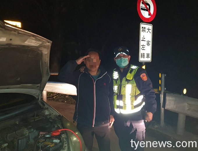 夫妻路邊補眠忘關車燈無法啟動 榮華所巡邏車接電助返家 358085