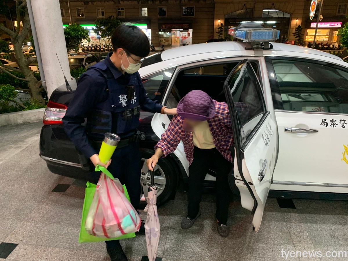 7旬老婦訪友迷途體力不支 平鎮暖警親送返家 359937