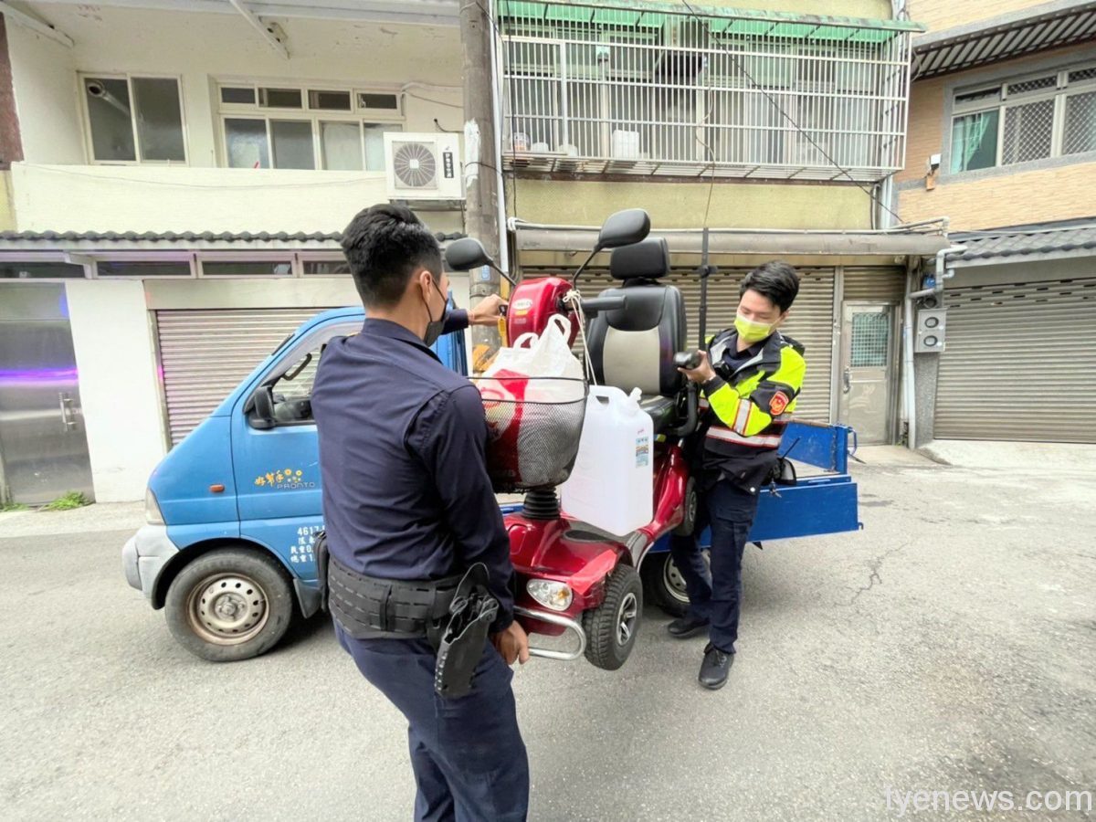 9旬翁騎電動車訪友竟拋錨 平鎮警巧遇協助安全返家 366113 scaled 1