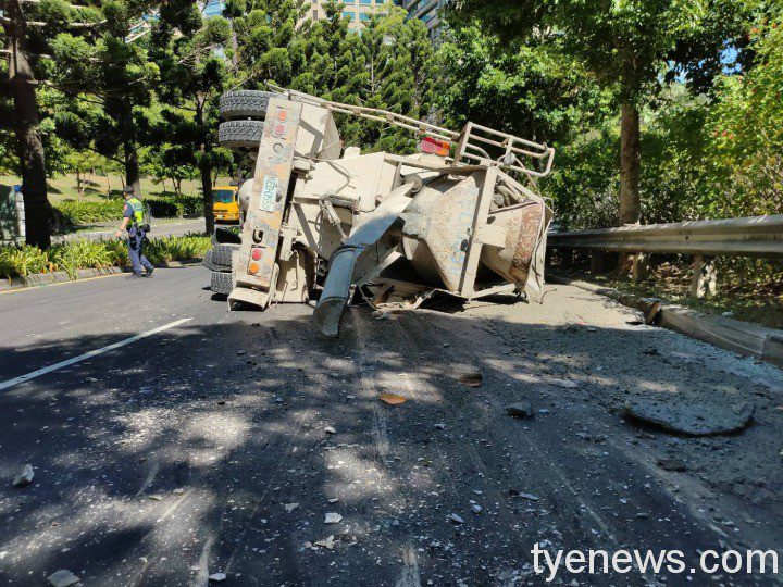 預拌混凝土車擦撞護欄翻覆 駕駛受困警消合力救援 367757