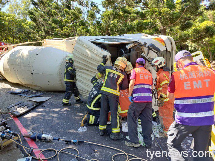預拌混凝土車擦撞護欄翻覆 駕駛受困警消合力救援