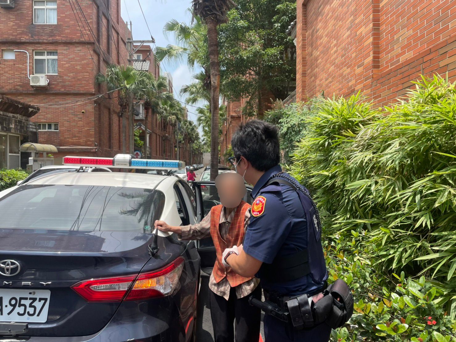 婦人外出散步竟迷路 宋屋所巡警發現助返家 370548