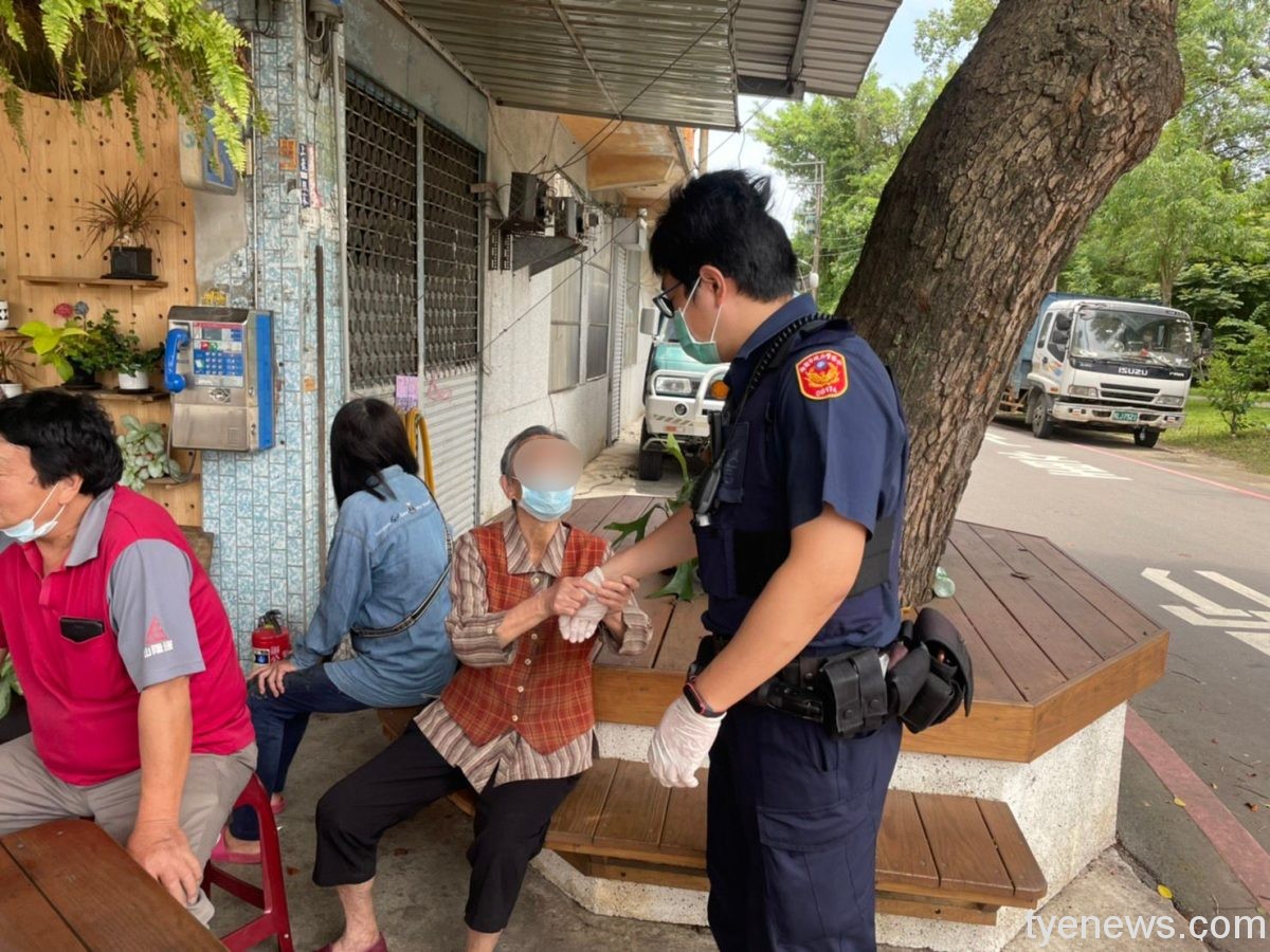 婦人外出散步竟迷路 宋屋所巡警發現助返家 370549 scaled 1
