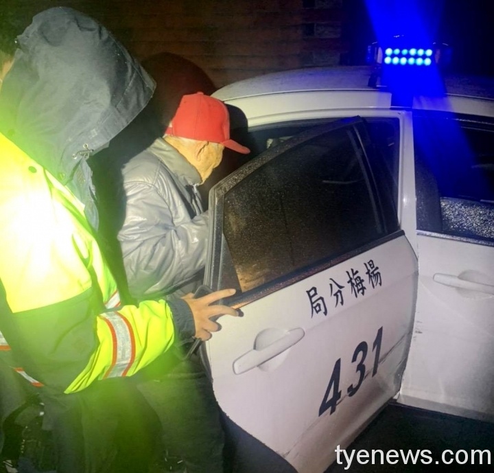 9旬老翁凌晨獨坐路旁 楊梅暖警協助返家團圓 377782 scaled 1