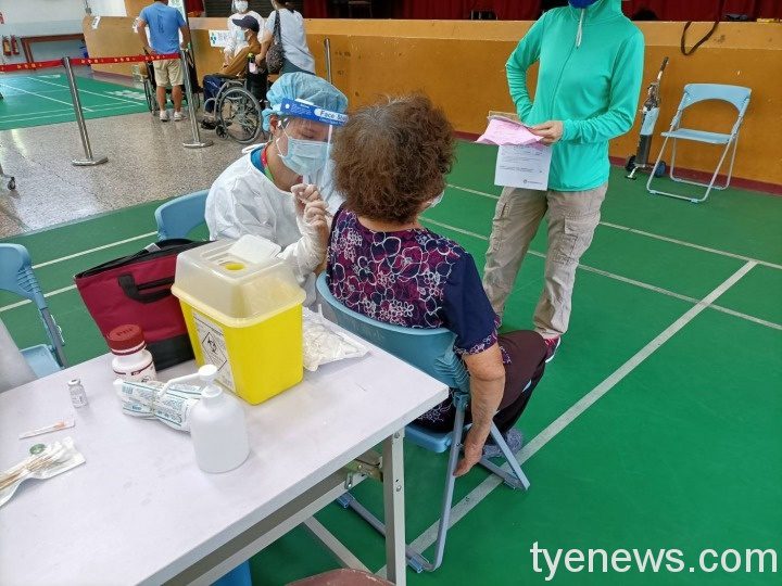 平鎮高齡長者施打新冠疫苗 警方現場安全戒護 388154