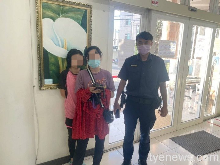 大園區19歲鄭姓女子,9日下午獨自呆坐在一間機車行門口,但因她有輕微精神障礙,店家無法與其溝通於是報警求助。圖:劉筱寧翻攝 大園區19歲鄭姓女子,9日下午獨自呆坐在一間機車行門口,但因她有輕微精神障礙,店家無法與其溝通於是報警求助。圖:劉筱寧翻攝