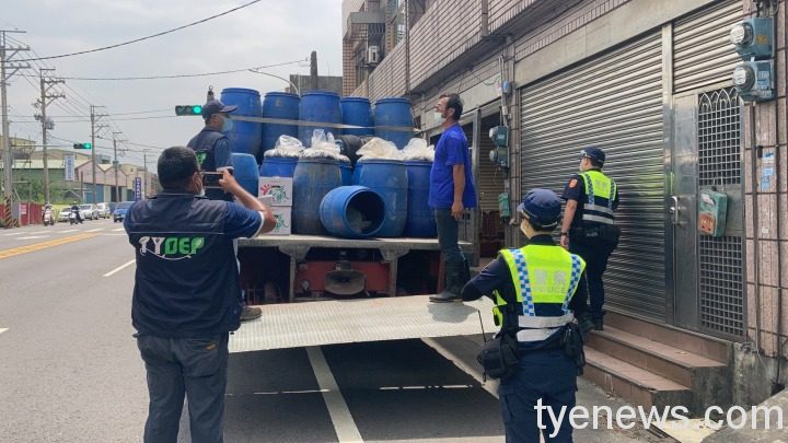 桃環局、警局出動10人攔檢 避免外縣市不肖業者偷運廚餘 3 0 1 2