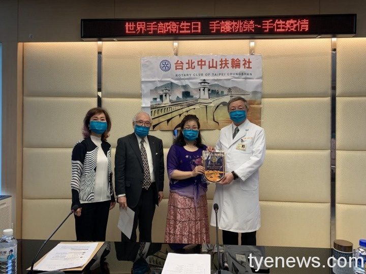 國際扶輪社號召善心企業 捐北榮桃1萬個N95口罩 3扶輪社及萊禮捐贈N95 贈旗