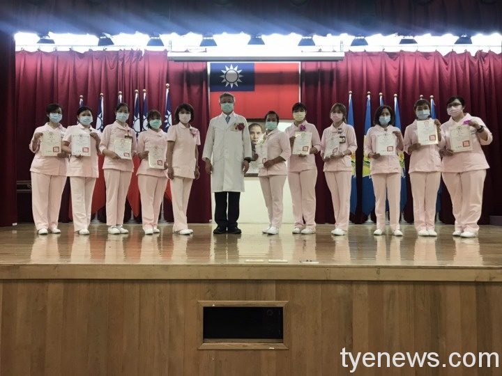 疫情瞬息萬變醫護堅強面對 護師節北榮桃表揚白衣天使 3頒獎