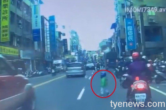 【有片】天真孩童闖車道險被撞!家長出手打回路邊 4 2 4
