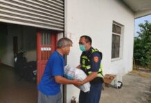 疫期關懷弱勢不打烊 楊梅警主動致贈民生物資