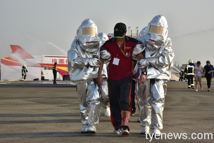 4.-桃園機場消防大隊進行傷患搶救演練 4.-桃園機場消防大隊進行傷患搶救演練