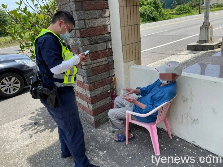 新屋區80歲范姓老翁,12日下午搭公車到觀音區找朋友,烈日曬下迷失方向,巡邏員警發現後將他帶回查詢身分。圖:劉筱寧翻攝 新屋區80歲范姓老翁,12日下午搭公車到觀音區找朋友,烈日曬下迷失方向,巡邏員警發現後將他帶回查詢身分。圖:劉筱寧翻攝
