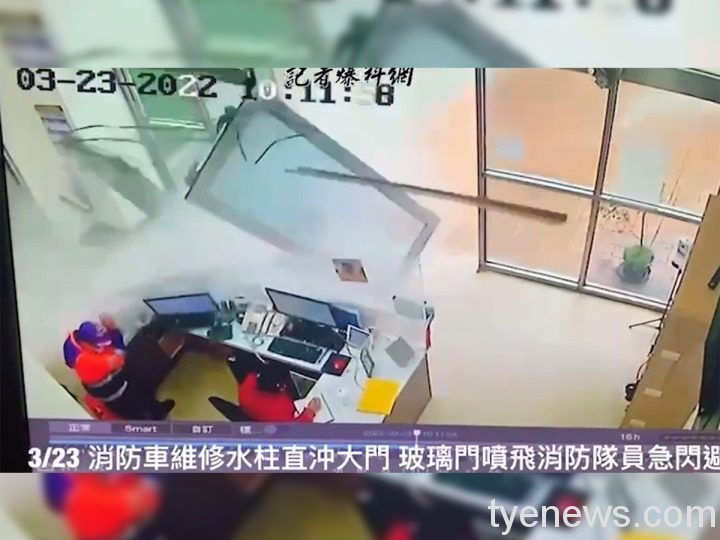 【有片】桃園消防車超強水柱沖破自動門 廳舍滿目瘡痍 41