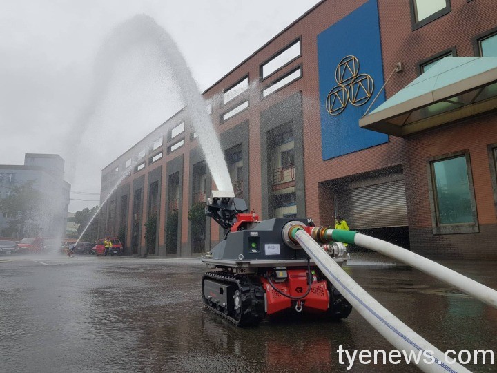 消防機器人於滅火任務中可以擔任開路先鋒。圖:桃園市消防局第二大隊提供 消防機器人於滅火任務中可以擔任開路先鋒。圖:桃園市消防局第二大隊提供