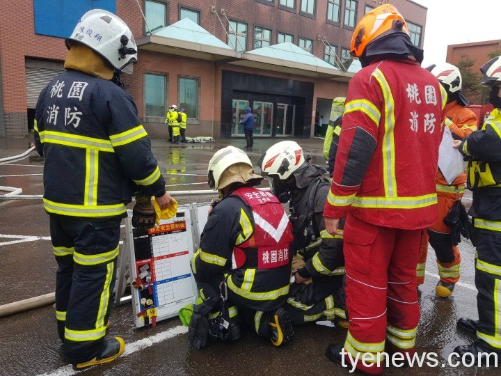 消防人員獲報後抵達現場立即佈署水線進行救災完成搶救行動。圖:桃園市消防局第二大隊提供 消防人員獲報後抵達現場立即佈署水線進行救災完成搶救行動。圖:桃園市消防局第二大隊提供