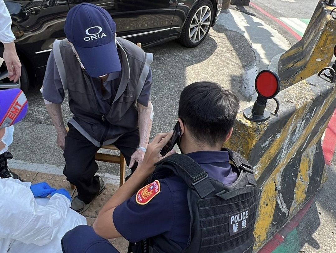 7旬翁過馬路跌倒受傷 平鎮警即刻救援
