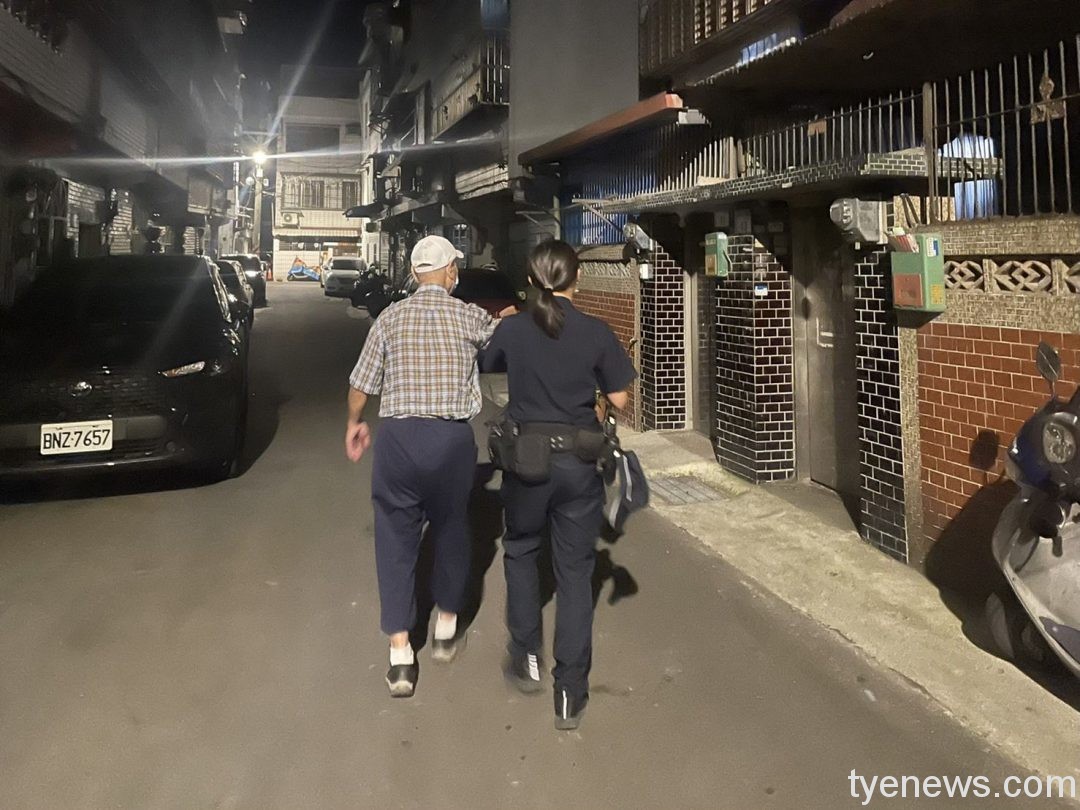 老婆不見了?8旬翁深夜獨自徘徊 平鎮警助其返家