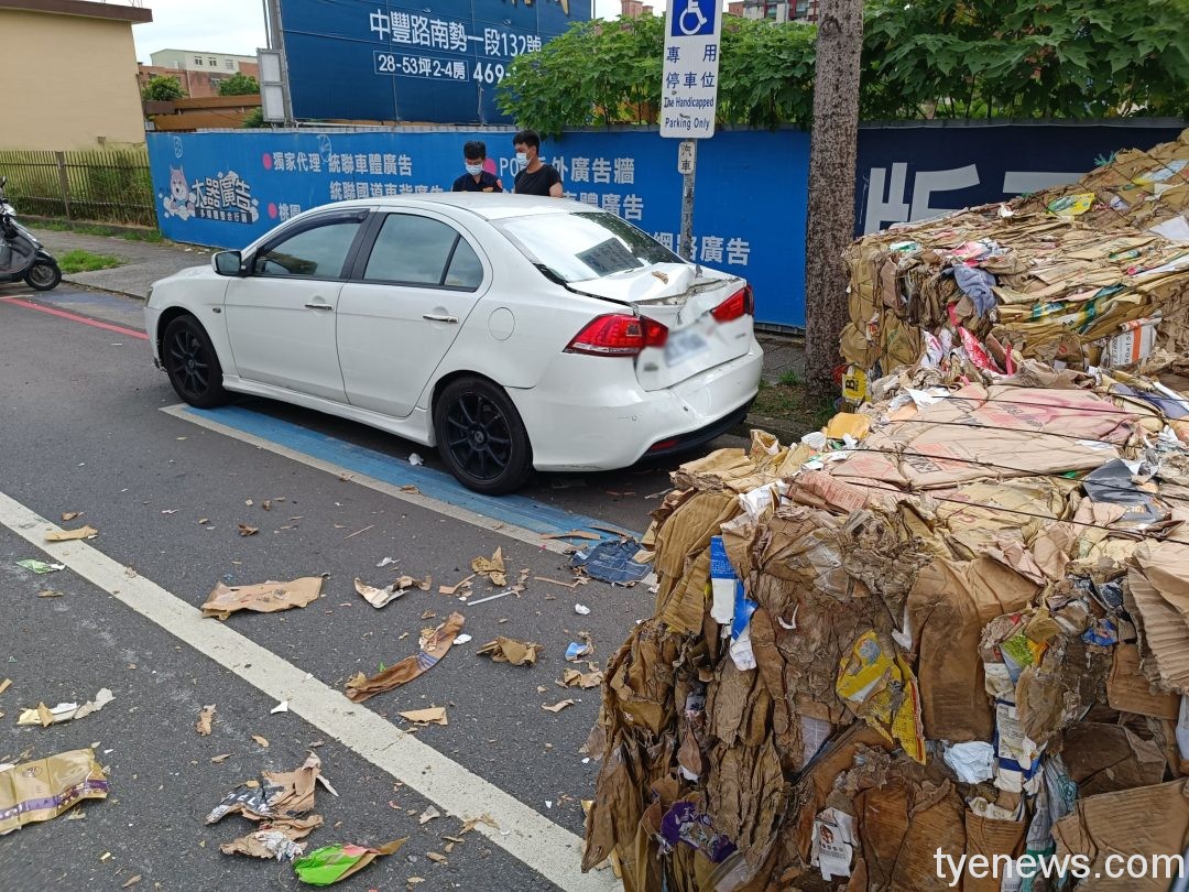 【有片】曳引車轉彎大量紙箱散落 路邊轎車被壓凹 417381