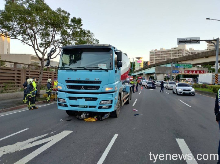 嚇!預拌混凝土車疑視線死角輾壓騎士 臟器外露當場慘死 421832 2